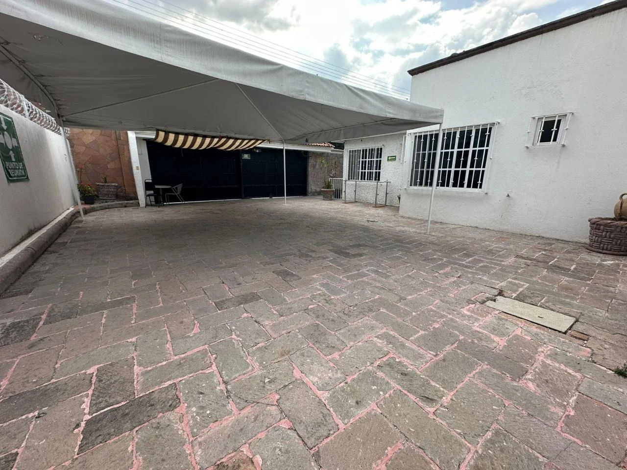 Patio cubierto y accesos amplios sin escalones, adaptados para sillas de ruedas y andaderas