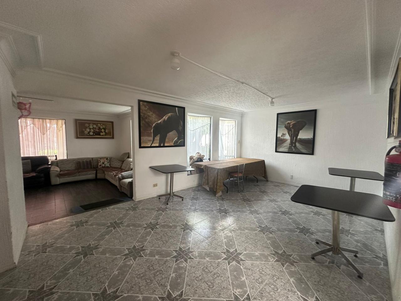 Sala de estar amplia para convivencia diaria y actividades grupales
